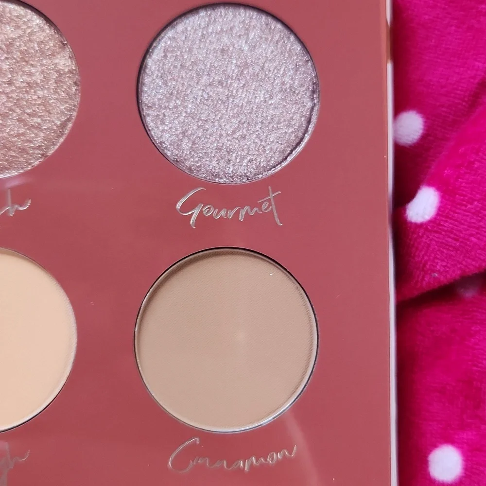 Beauty Bakerie The Chosen Bun Eyeshadow Palette - Cream and Brown - Picture 5 of 8